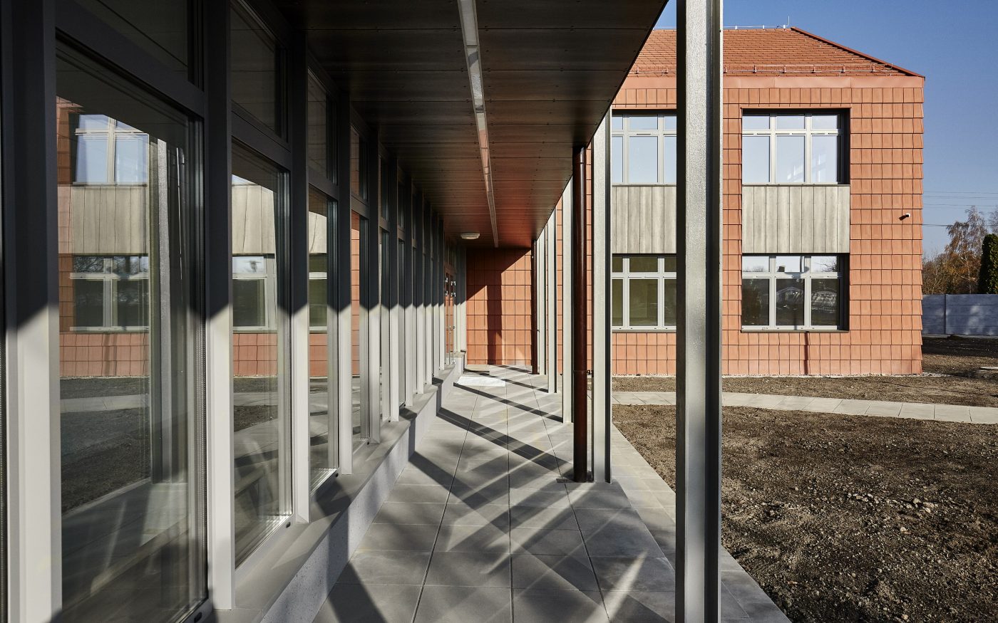 Szkoła w Psarach po renowacji dachówką Koramic Orea 9 