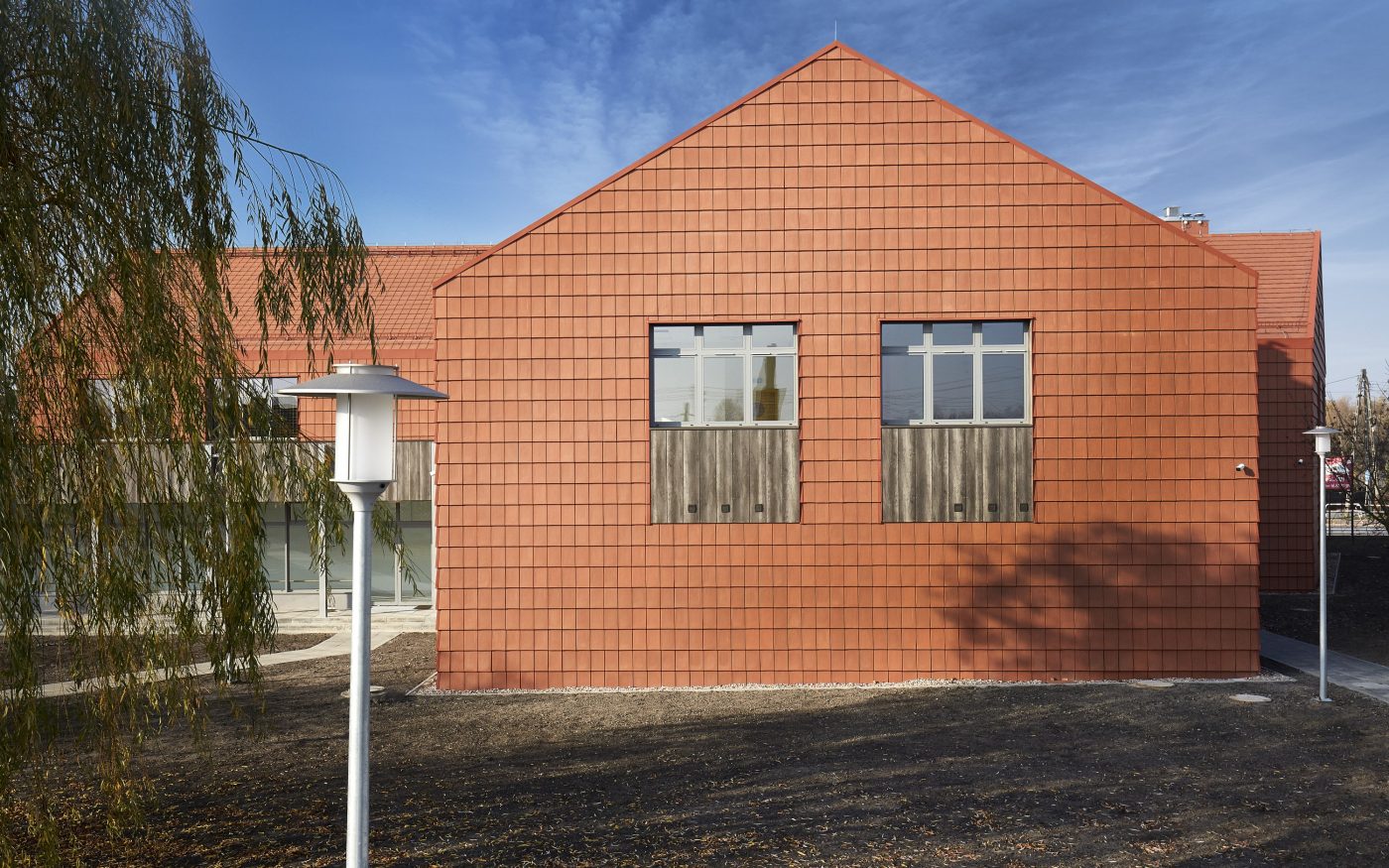 Szkoła w Psarach po renowacji dachówką Koramic Orea 9 