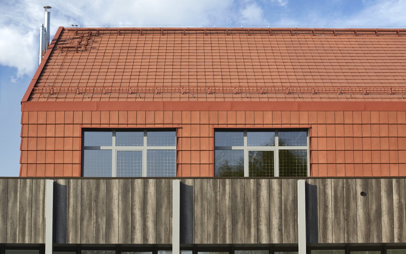 Szkoła w Psarach po renowacji dachówką Koramic Orea 9 