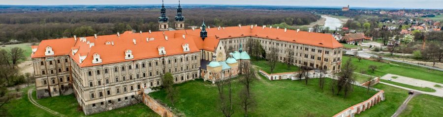 Opactwo Cysterskie w Lubiążu po renowacji dachu dachówką karpiówką naturalna czerwień
