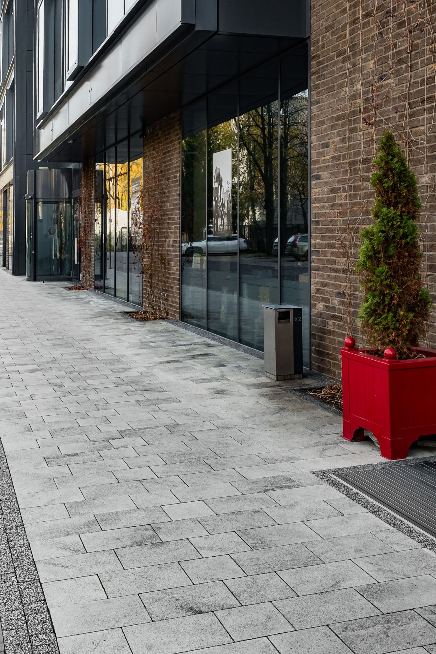 X2 Biurowiec ul. Czerska, Warszawa, Umbriano kolor grafitowobiały, Naturo kolor negro