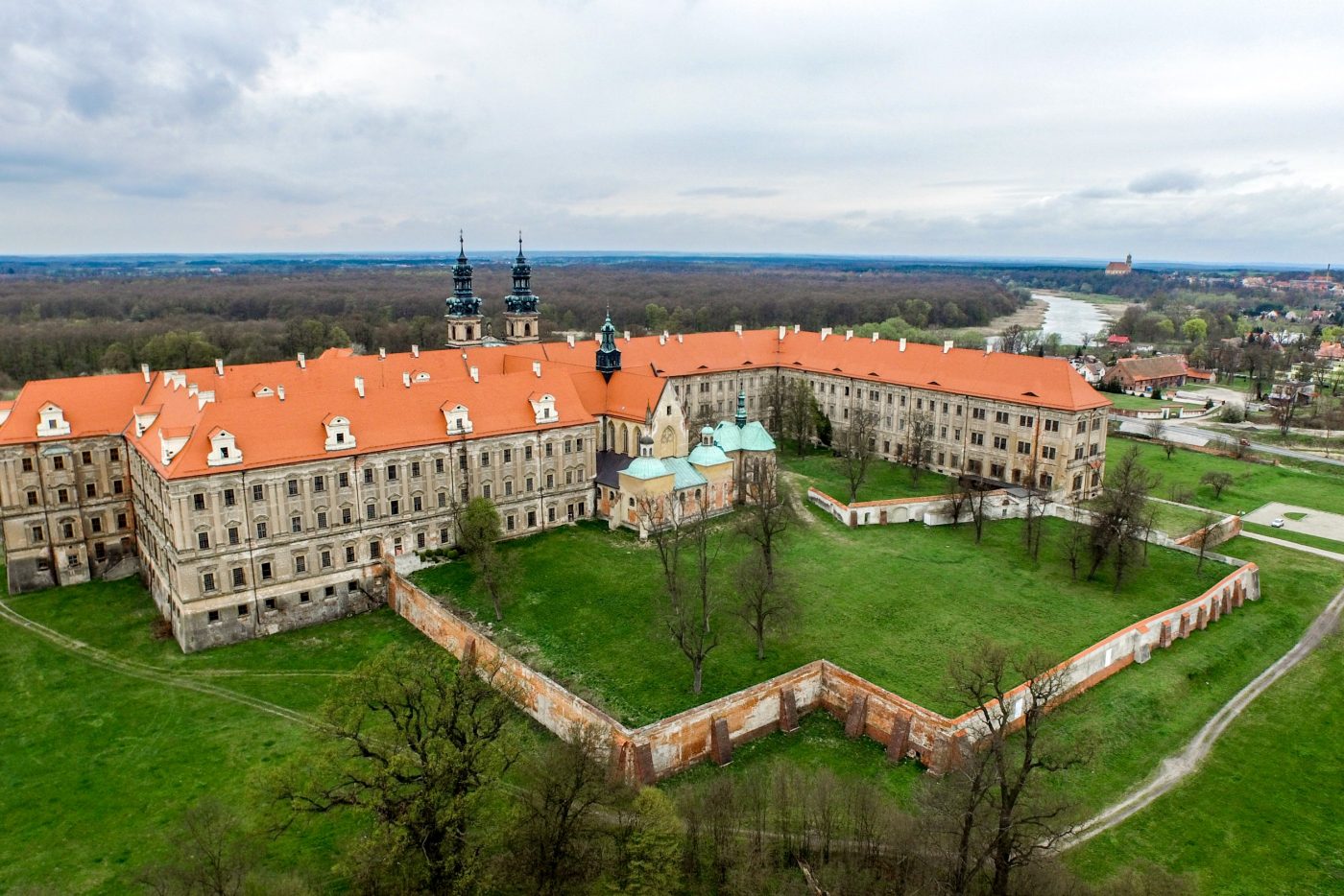 Opactwo Cysterskie w Lubiążu po renowacji dachu dachówką karpiówką naturalna czerwień