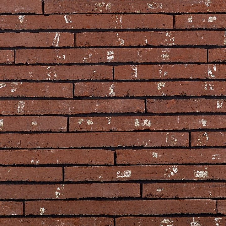 Tekstura cegieł i płytek klinkierowych Terca Long John Red. Produkt o nietypowym długim formacie. Lico jest strukturyzowane wodą (wasserstrich) w kolorze czerwonym.