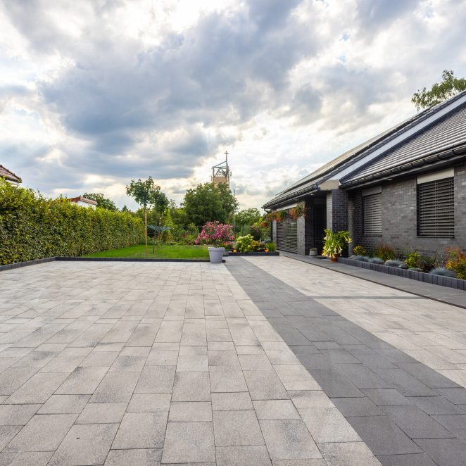 Nawierzchnia na terenie prywatnego domu w Gliwicach, umbriano grafitowobialy i stalowografitowy