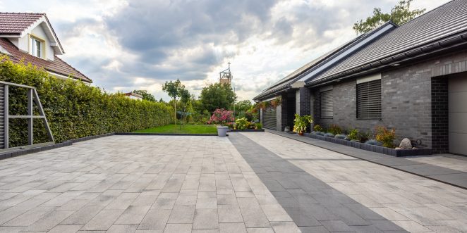 Nawierzchnia na terenie prywatnego domu w Gliwicach, umbriano grafitowobialy i stalowografitowy