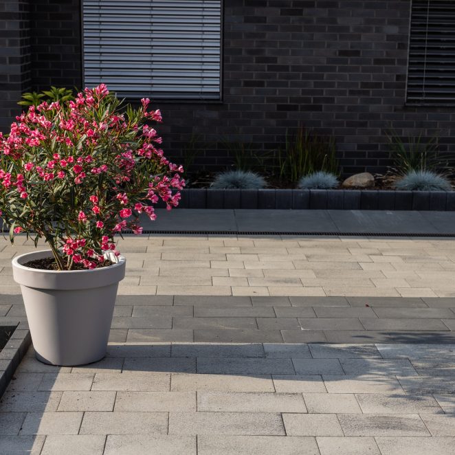 Nawierzchnia na terenie prywatnego domu w Gliwicach, umbriano grafitowobialy i stalowografitowy