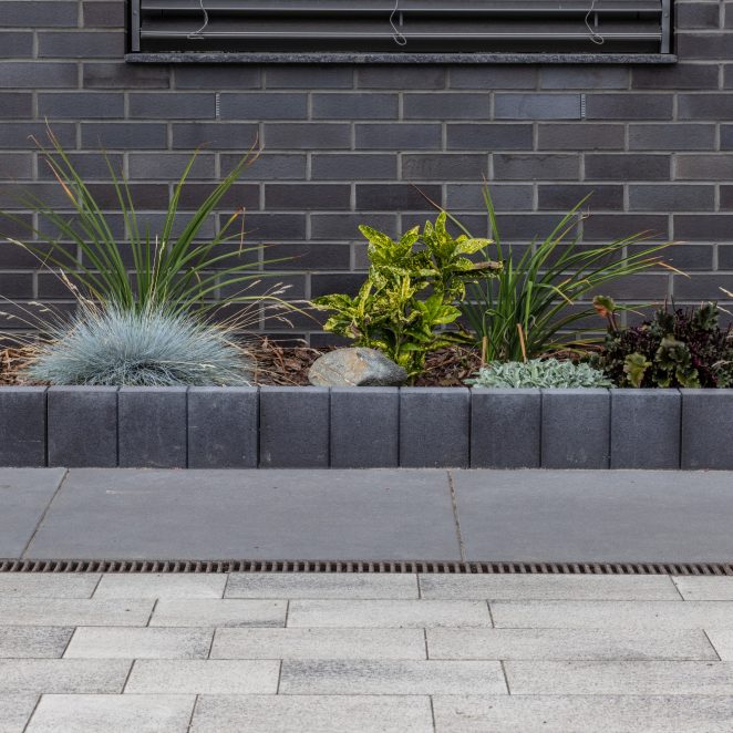 Nawierzchnia na terenie prywatnego domu w Gliwicach, umbriano, mayore luce nero livio teneri