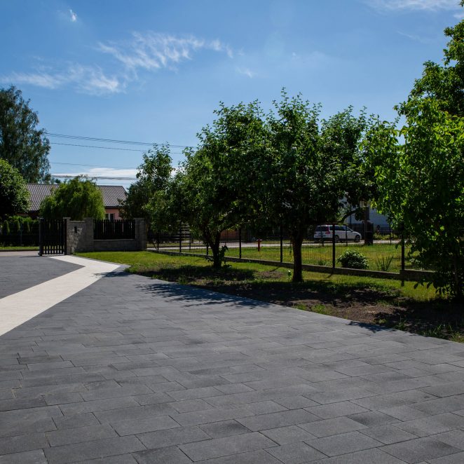 Nowoczesne płyty brukowe Semmelrock, Umbriano 8 w kolorze stalowo grafitowym zastosowane w prywatnym domu w Otwocku