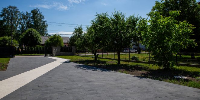 Nowoczesne płyty brukowe Semmelrock, Umbriano 8 w kolorze stalowo grafitowym zastosowane w prywatnym domu w Otwocku