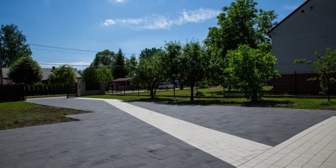 Nowoczesne płyty brukowe Semmelrock, Umbriano 8 w kolorze stalowo grafitowym zastosowane w prywatnym domu w Otwocku