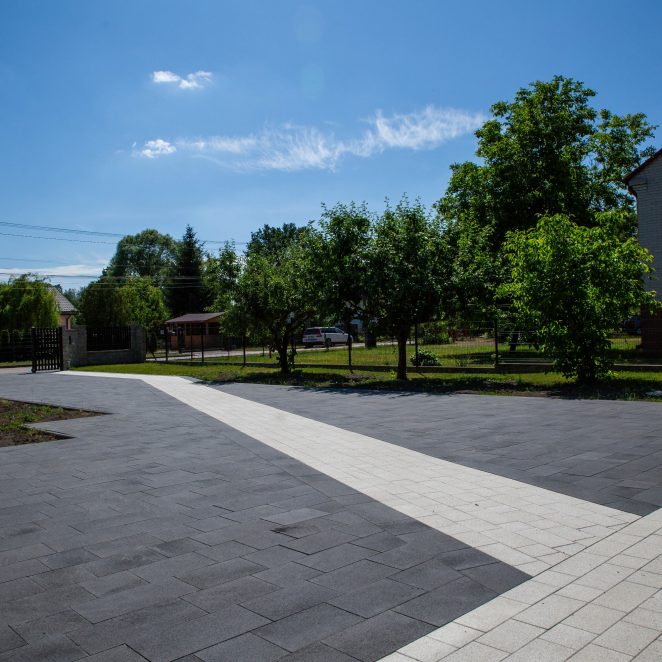 Nowoczesne płyty brukowe Semmelrock, Umbriano 8 w kolorze stalowo grafitowym zastosowane w prywatnym domu w Otwocku