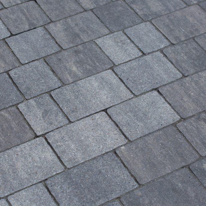 Stylowe rozwiązanie: kostka brukowa pavimo, w kolorze silva, obok banku w Pułtusku