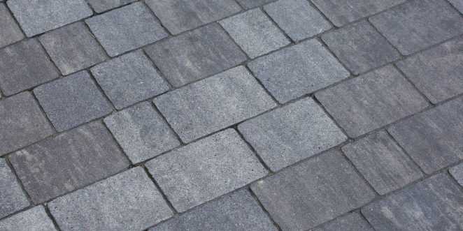 Stylowe rozwiązanie: kostka brukowa pavimo, w kolorze silva, obok banku w Pułtusku