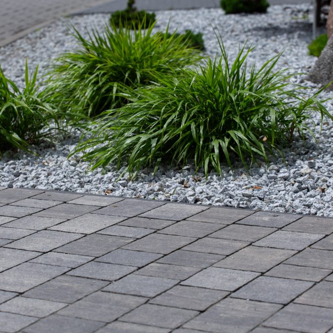 Stylowe rozwiązanie: kostka brukowa pavimo, w kolorze silva, obok banku w Pułtusku