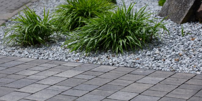 Stylowe rozwiązanie: kostka brukowa pavimo, w kolorze silva, obok banku w Pułtusku