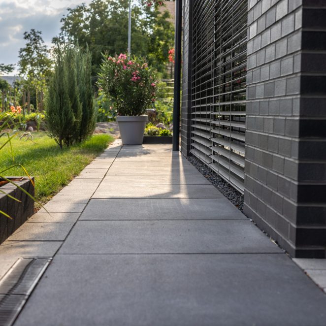 Nawierzchnia na terenie prywatnego domu w Gliwicach, mayore luce nero