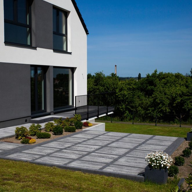 Wieloformatowa płyta brukowa mayore silva, zastosowana w ogrodzie 