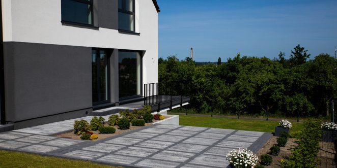 Wieloformatowa płyta brukowa mayore silva, zastosowana w ogrodzie 