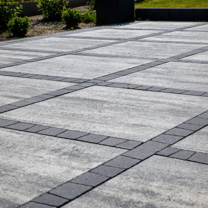 Wieloformatowa płyta brukowa mayore silva, zastosowana w ogrodzie 