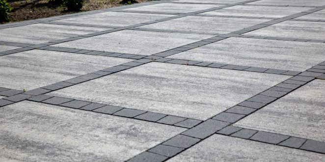 Wieloformatowa płyta brukowa mayore silva, zastosowana w ogrodzie 