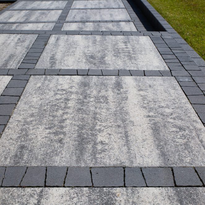 Wieloformatowa płyta brukowa mayore silva, zastosowana w ogrodzie 