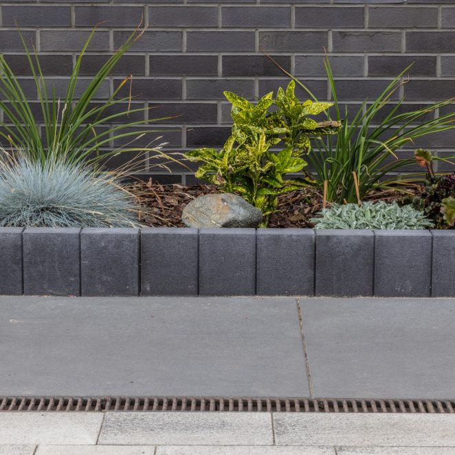 Nawierzchnia na terenie prywatnego domu w Gliwicach, umbriano, mayore luce nero livio teneri